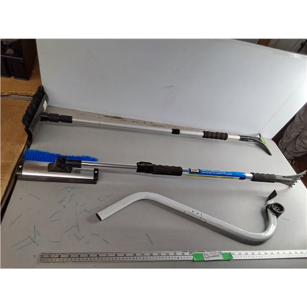 (2) Extendable Snow Brushes & Moving Bar- Can't Ship