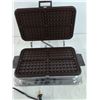 Image 5 : Toastess Waffle Maker Powers On