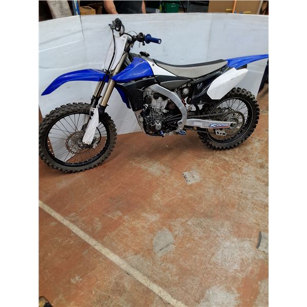 * Yamaha YZF-450 4-Stroke Dirt Bike 2010-2012 - Running