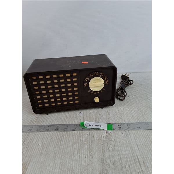 Vintage Roamer Radio 10.5"x5"x6" Powers On