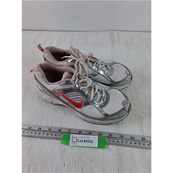 Nike Shoes Women's Sized 9.5Y