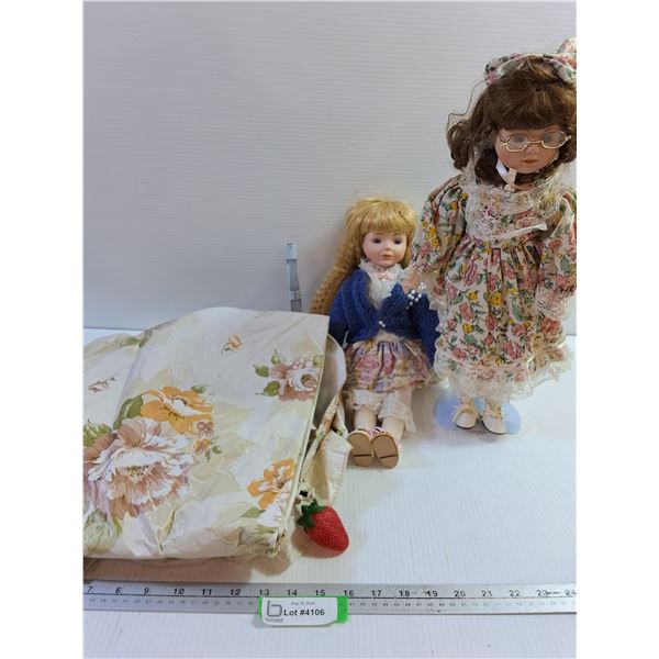 2 Dolls with Stands, Outdoor Round Tablecloth (Approx 56" Diameter)