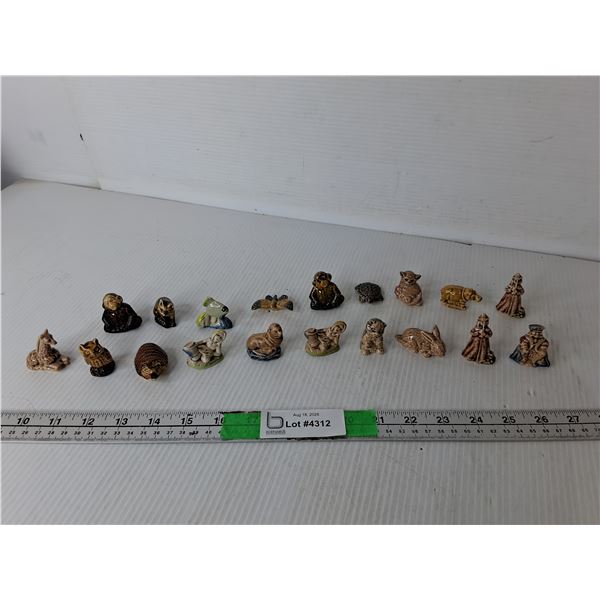 (19) Wade Red Rose Tea Figurines