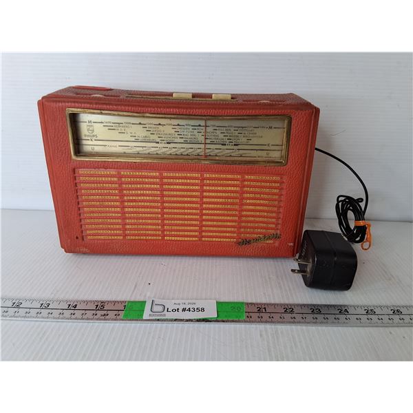 Vintage Henriette Radio- Powers On, Needs Antenna