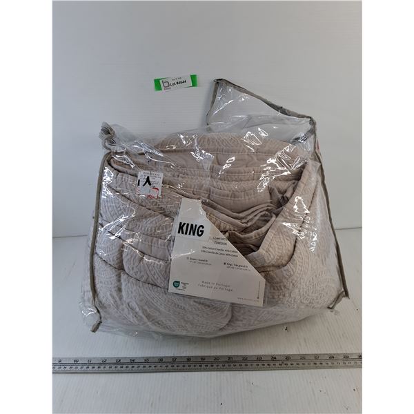 King Sized Comforter, 108" x 96"