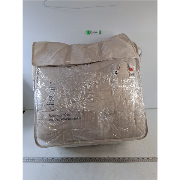 Alistair Queen Sized Comforter, 90" x 90"
