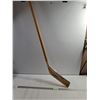 Image 1 : Wood Hockey Stick with Mike Eruzione Autograph "Miracle on Ice" 1980 Olympics-cannot authenticate