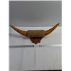 Image 1 : Vintage-Style Bull Horn Wall Mount on Wood Plaque