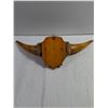 Image 4 : Vintage-Style Bull Horn Wall Mount on Wood Plaque