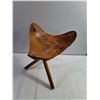 Image 4 : Vintage Hand Tooled Leather Tripod Stool Featuring a Hand Painted Cat on the Seat