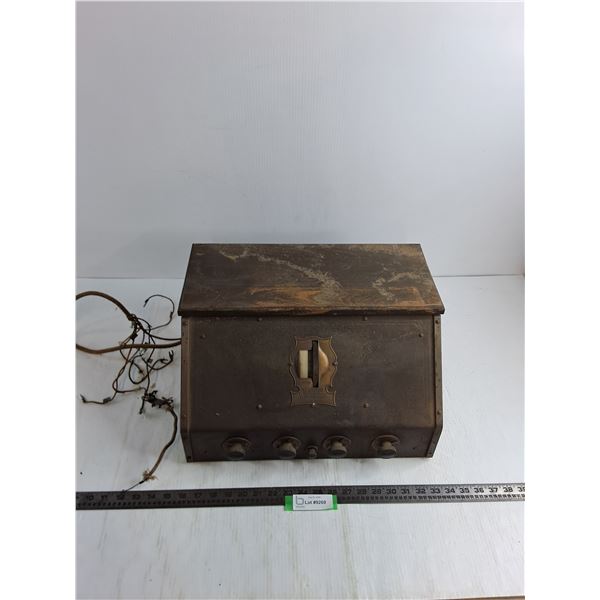 Antique 57 Special Canadian Westinghouse Co. Slant Front Battery Radio