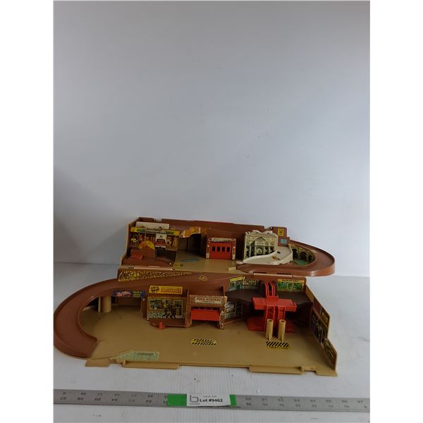 1980 Mattel Hot Wheels City Sto N Go Playset ( as is)