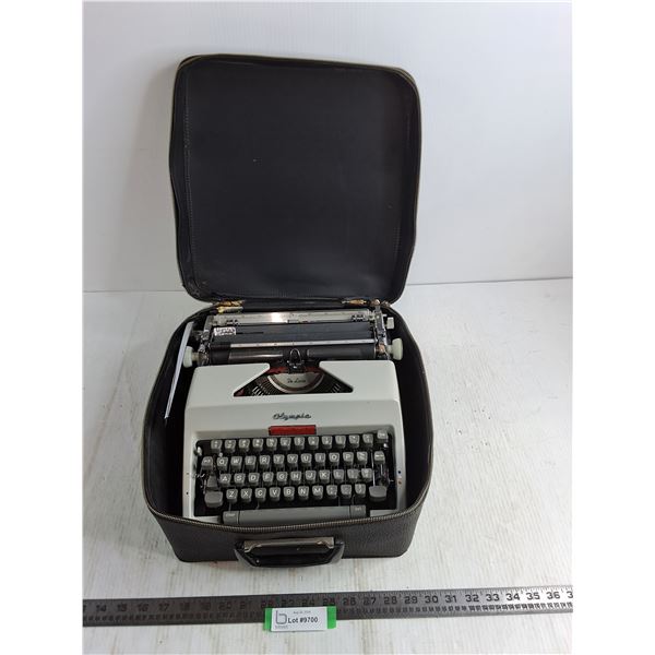 Olympia Manual Typewriter w/Storage Case - Zipper Not Working