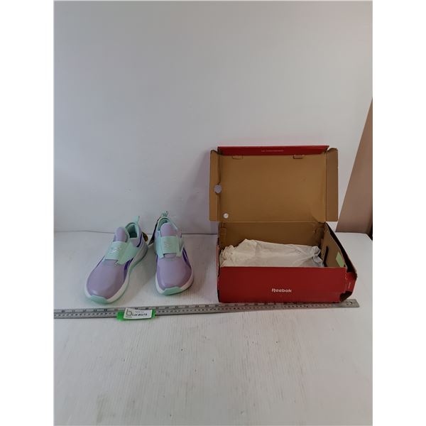 Reebok Size 7 Shoes with Box