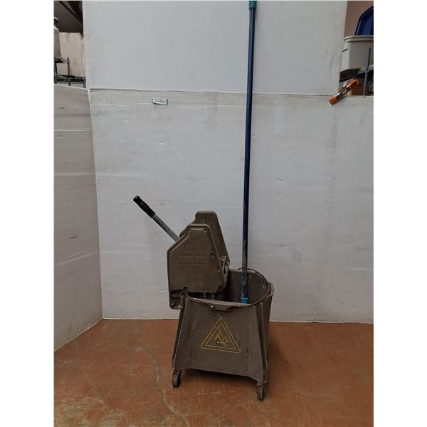 *Rubbermaid Brute Brown Down-Press Mop Bucket And Wringer Combo 15"x15"x27" With Mop (as is, cannot