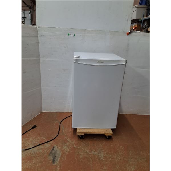 *Danby Designer 4.4 cu. ft. Compact Single-Door Refrigerator 21"x21"x32" (powers on, as is, cannot s