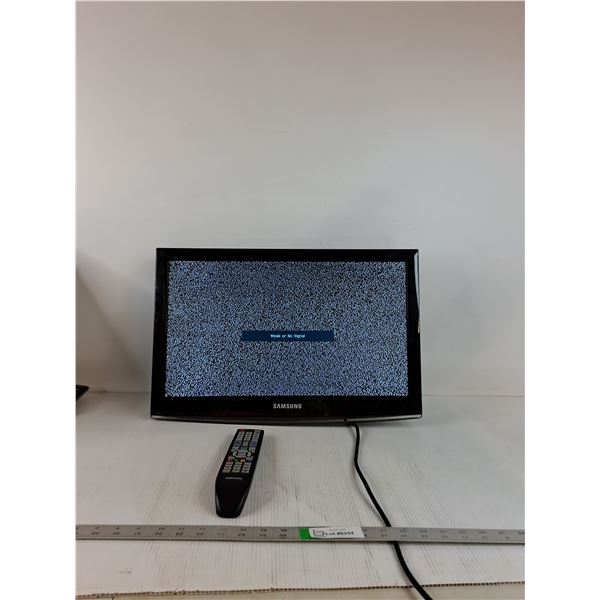 Samsung 22 LCD TV Series 450 ( powers on, as is)