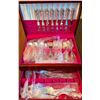 Image 3 : 1847 Rogers Bros Remembrance Silverplate Flatware Set in Wooden Chest