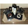 Image 2 : 4 Watches and Oscar de la Renta Dusting Powder