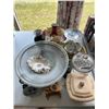 Image 1 : Porcelain and Glass Decorative Lot