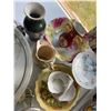 Image 3 : Porcelain and Glass Decorative Lot
