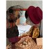 Image 3 : Vintage Purses, Hats, and Decorative Items
