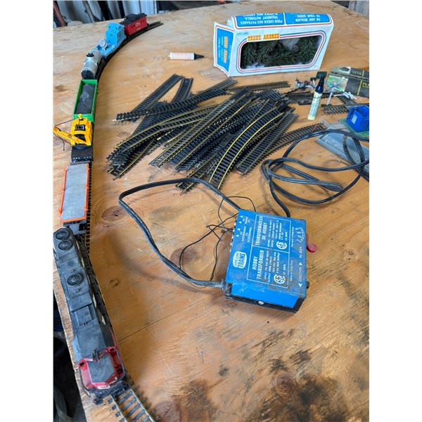 HO Scale Model Train Set With Accessories
