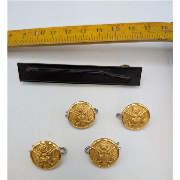 American Army Brass Buttons & US Army Musket Badge