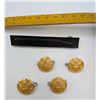 Image 1 : American Army Brass Buttons & US Army Musket Badge