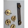 Image 4 : American Army Brass Buttons & US Army Musket Badge