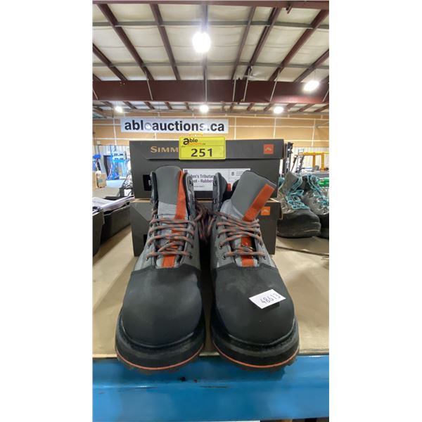 2 PAIRS OF SIMMS MEN'S TRIBUTARY BOOTS - RUBBER SIZE 8