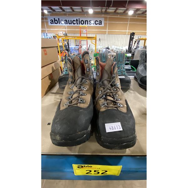 3 PAIRS OF SIMMS MEN'S TRIBUTARY BOOTS - RUBBER ONES SIZE 12, 2 SIZE UNKNOWN