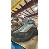 Image 4 : 3 PAIRS OF SIMMS MEN'S TRIBUTARY BOOTS - RUBBER ONES SIZE 12, 2 SIZE UNKNOWN