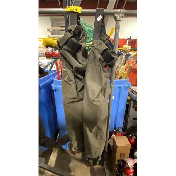 2 SIMMS PROFESSIONAL WADING PANTS ONE SIZE XL, ONE SIZE MEDIUM