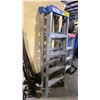 Image 3 : 2 CARADON LITE 6' ALUMINUM STEP LADDERS