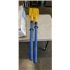 Image 2 : 4 PERSON CHALLENGER INFLATABLE RAFT, OARS AND MANUAL MOTOR