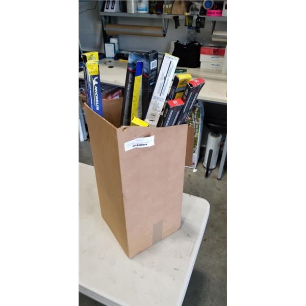 LOT OF VARIOUS SIZE WINDSHIELD WIPERS