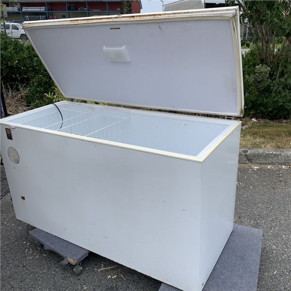 GENERAL BRAND LARGE CHEST FREEZER GOOD WORKING CONDITION 60"x28"x34"