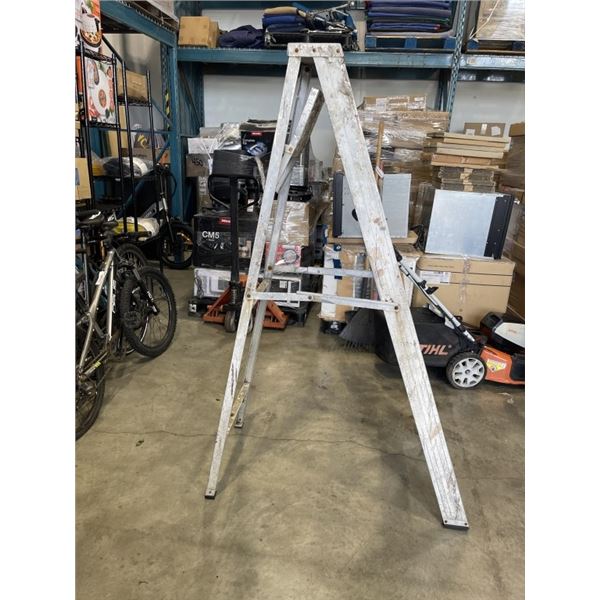 6 FOOT ALUMINUM LADDER