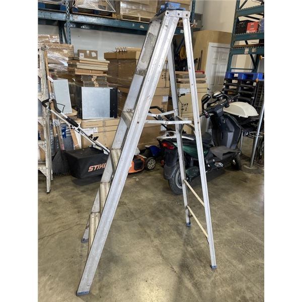 6 FOOT ALUMINUM LADDER