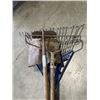 Image 3 : 2 METAL RAKES, SHOVEL AND A GARDEN HOE