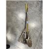 Image 1 : SHOVEL, GARDEN HOE AND 2 RAKES