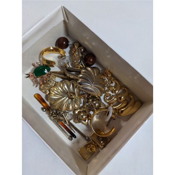 PAIR OF VINTAGE GOLD TONE EARRINGS AND ONE BROOCH