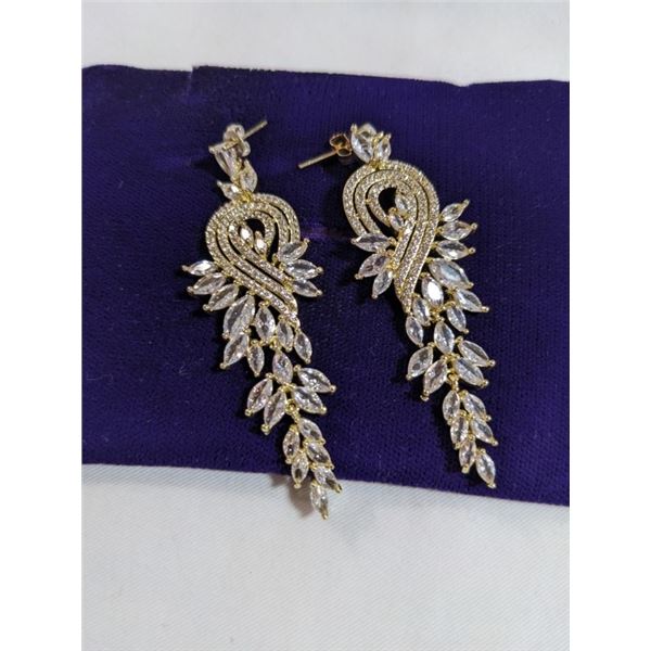 PAIR OF CRYSTAL STONES DANGLE EARRINGS