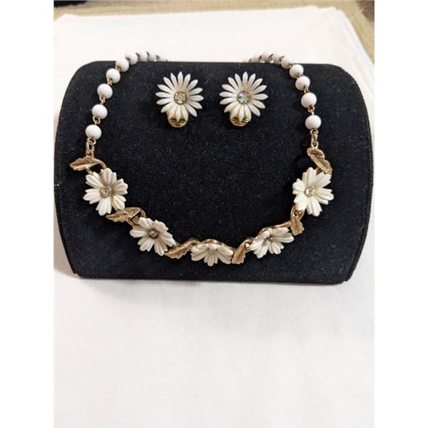 VINTAGE LUCITE NECKLACE AND PAIR OF CLIP ON EARRINGS