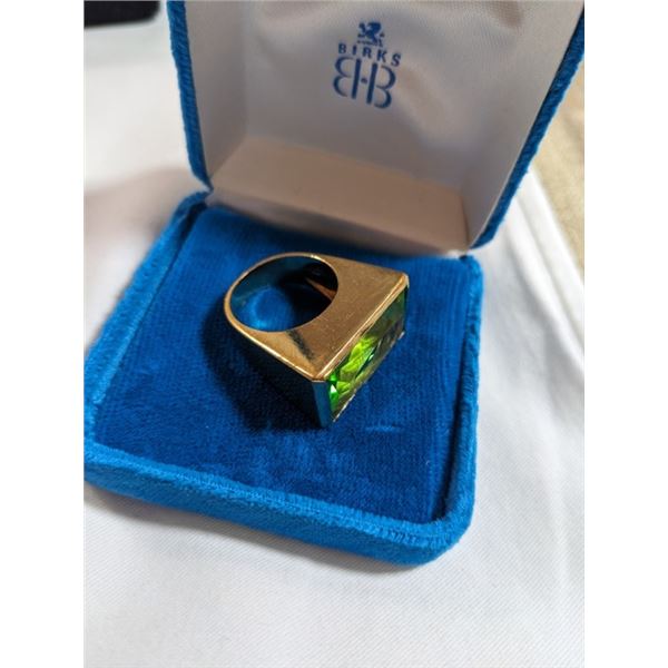 LARGE AND SOLID GREEN STONE RING, UNMARKED