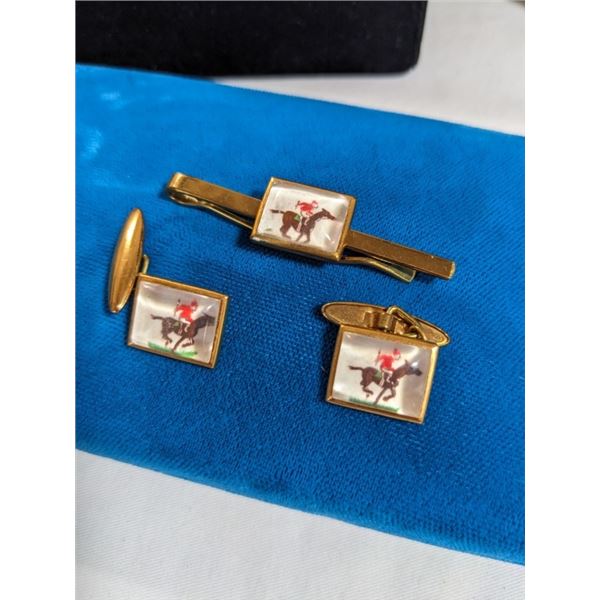 VINTAGE PAIR OF HORSE RACE RIDER CUFFLINKS AND MATCHING TIE BAR SET