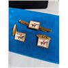 Image 1 : VINTAGE PAIR OF HORSE RACE RIDER CUFFLINKS AND MATCHING TIE BAR SET