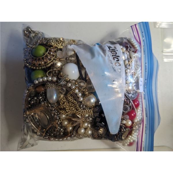 BAG OF OLD COSTUME JEWELRY, BORKEN PARTS, BEADS ETC