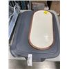 Image 2 : CUISINART COLLAPSIBLE STRAINER, DISH DRYING RACK, SERVING TRAY AND CAST IRON GRIDDLE
